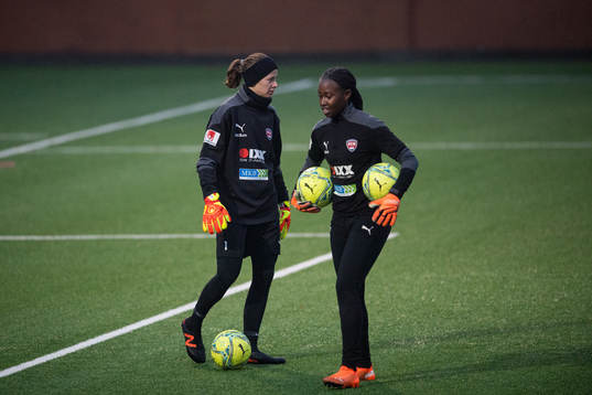 Målvakt Stephanie Labbé och målvakt Angel Mukasa