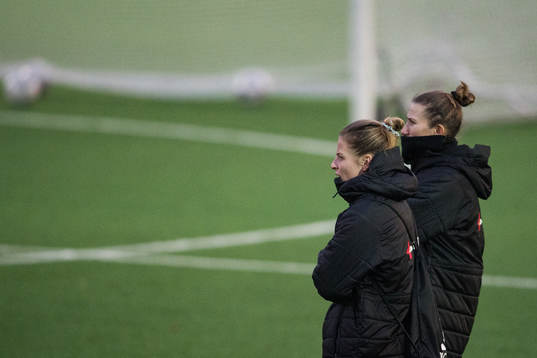 Anna Anvegård och Emma Berglund tittar på från sidan