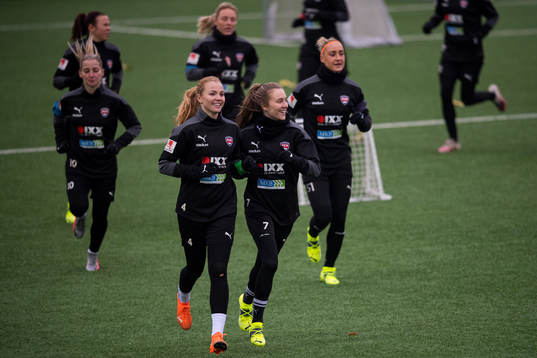 Glodis Perla Viggosdottir och Fiona Brown
