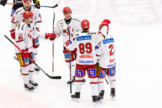 Modos Patrik Karlkvist jublar med lagkamrater