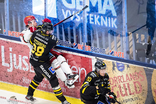 Modos Sebastian Ohlsson tacklas av Västerås Lukas