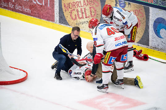 Modos Sebastian Ohlsson får en nackkrage