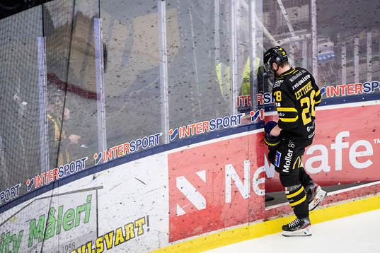 Västerås Lukas Zetterberg tilldelas en matchstraff