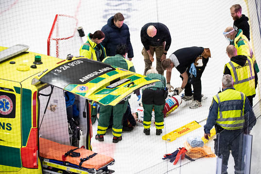 Modos Sebastian Ohlsson får vård av ambulanspersonal