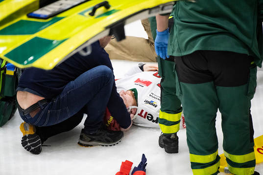 Modos Sebastian Ohlsson får vård av ambulanspersonal