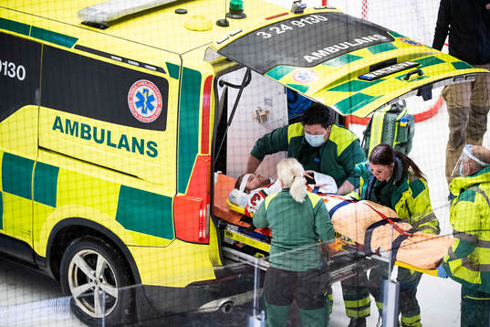 Modos Sebastian Ohlsson förs iväg i ambulans
