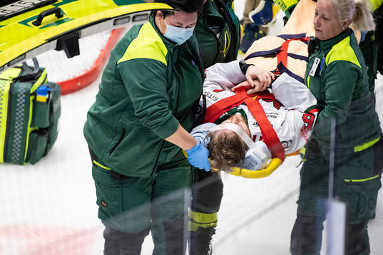 Modos Sebastian Ohlsson förs iväg i ambulans