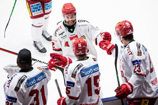 Modos Anton Öhman jublar