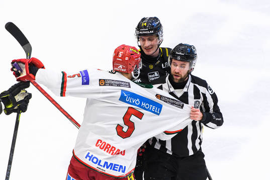Domare Filip Löwgren går mellan Västerås Jesper