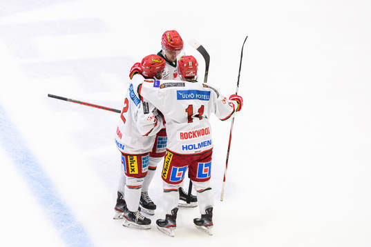 Modos Anton Öhman jublar med lagkamrater