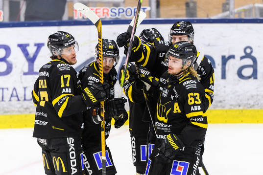 Västerås Henrik Hetta jublar med lagkamrater