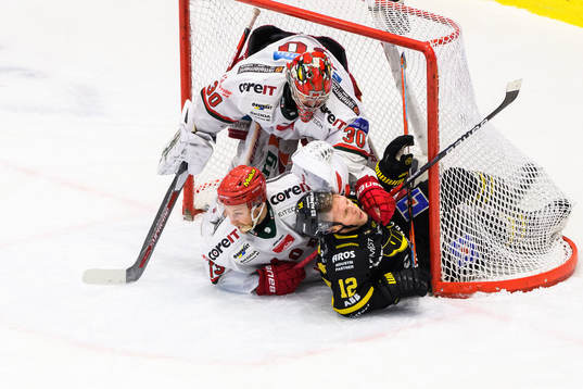 v Modos målvakt Anthony Peters och Johan Harju mot