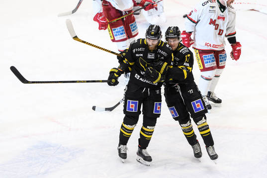 Västerås Sam Marklund och William Wikman jublar