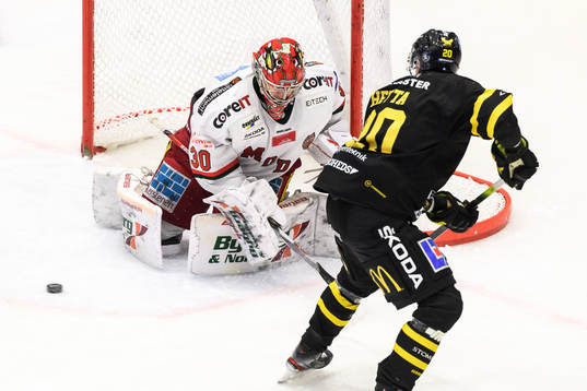 Modos målvakt Anthony Peters och Västerås Henrik Hetta