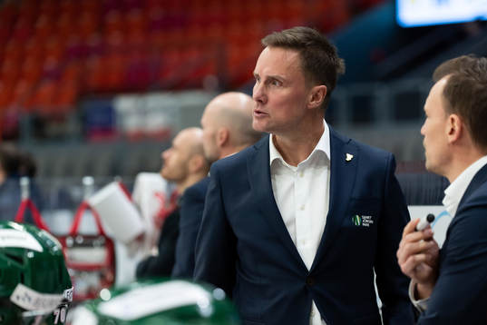 Frölundas tränare Roger Rönnberg reagerar