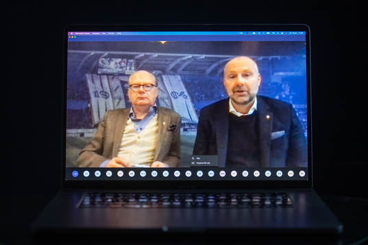 Ordförande Mats Engström presenterar Håkan Mild  som ny