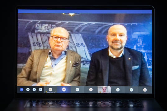 Ordförande Mats Engström presenterar Håkan Mild  som ny