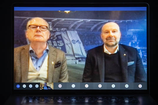 Ordförande Mats Engström presenterar Håkan Mild  som ny