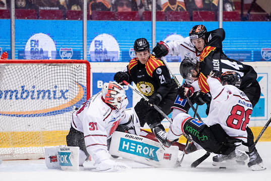 Örebros målvakt Jonas Arntzen och Brynäs Oscar Birgersson