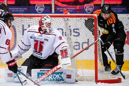 Brynäs Linus Ölund och Örebros målvakt Jonas Arntzen