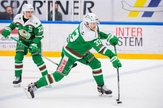 Rögles Niklas Hansson skjuter