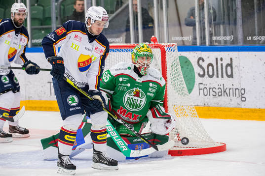 Djurgårdens Michael Haga oroar framför Rögles målvakt