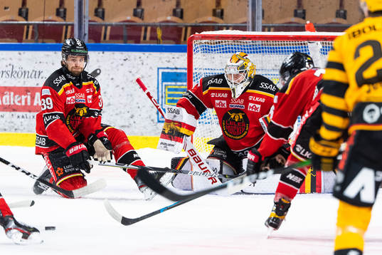 Luleås Pontus Själin och målvakt Jesper Wallstedt