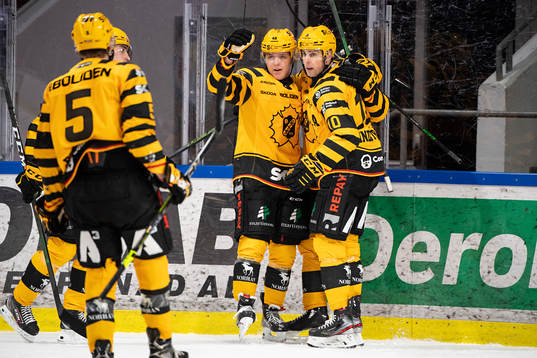 Skellefteås Jonatan Berggren jublar