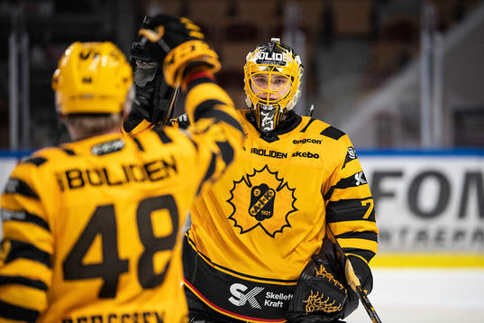Skellefteås målvakt Arvid Söderblom jublar