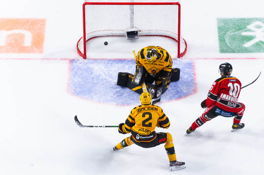Luleås Einar Emanuelsson gör 2-1 bakom Skellefteås