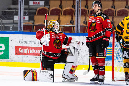 Luleås målvakt Jesper Wallstedt och Eddie Larsson deppar