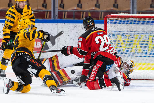 Luleås målvakt Jesper Wallstedt och Erik Gustafsson