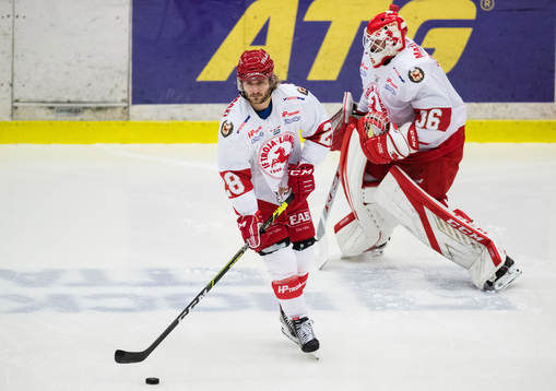 Trojas Måns Hansson och målvakt Wictor Ragnewall