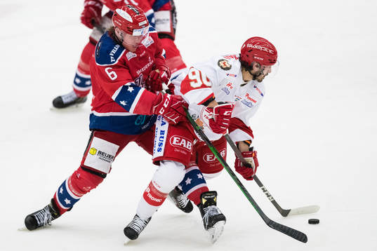 Huddinges Alexander Svensson håller fast Trojas Kevin
