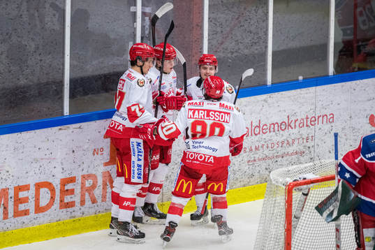 Trojas Jesper Emanuelsson jublar med Kevin Karlsson och