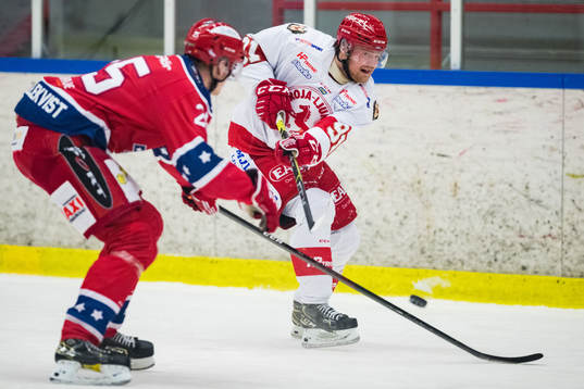 Trojas Emil Ericsson med ett skott förbi Huddinges Martin