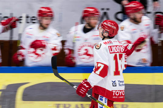 Trojas Noa Lindqvist Muci jublar med sina lagkamrater
