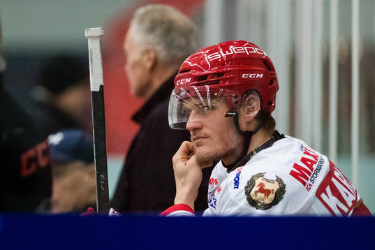 Trojas Daniel Karlsson Thörnros deppar i utvisningsbåset