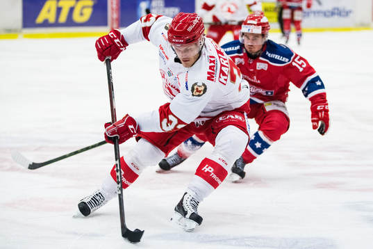 Trojas Daniel Karlsson Thörnros och Huddinges Anton Kalte