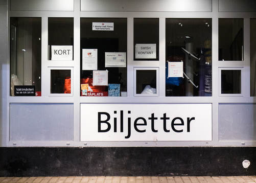 En stängd biljettlucka innan ishockeymatchen i Allettan