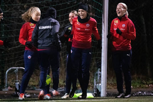 Helsingborgs Isabel Aguilar jublar med lagkamrater