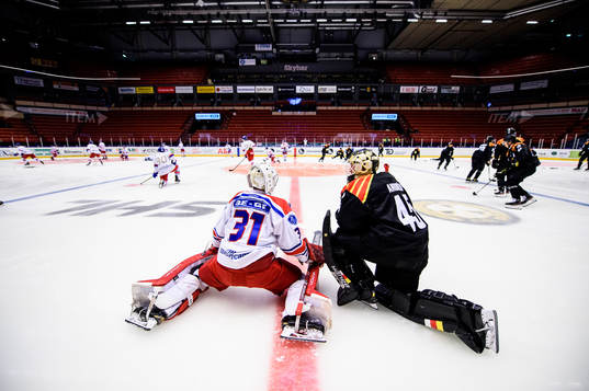Oskarshamns målvakt Hugo Engsund och Brynäs målvakt