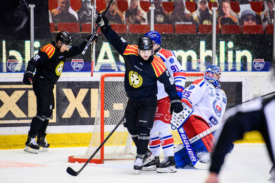 Brynäs Tomi Sallinen (v) och Jadeon Descheneau jublar