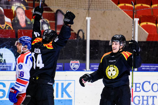 Brynäs Johan Alcén och Oscar Birgersson jublar