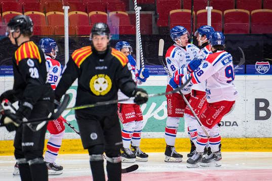 Oskarshamns Lance Bouma jublar med lagkamrater