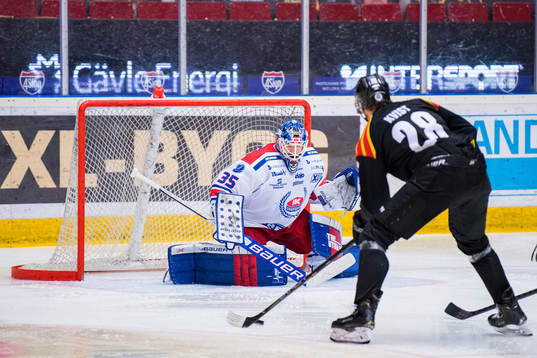Brynäs Oskar Kvist mot Oskarshamns målvakt Joe Cannata