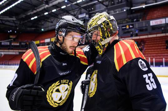 Brynäs Oula Palve och målvakt Samuel Ersson