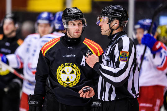 Brynäs Niclas Andersén diskuterar med Linjedomare Örjan