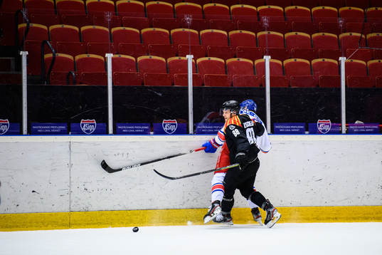 Brynäs Jadeon Descheneau och Oskarshamns Kim Rosdahl