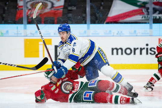 Frölundas Filip Johansson tacklas av Leksands Matt Caito